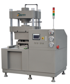 Cão que mastiga o osso de cão dos petiscos que faz a máquina, equipamento de processamento dos alimentos para animais de estimação