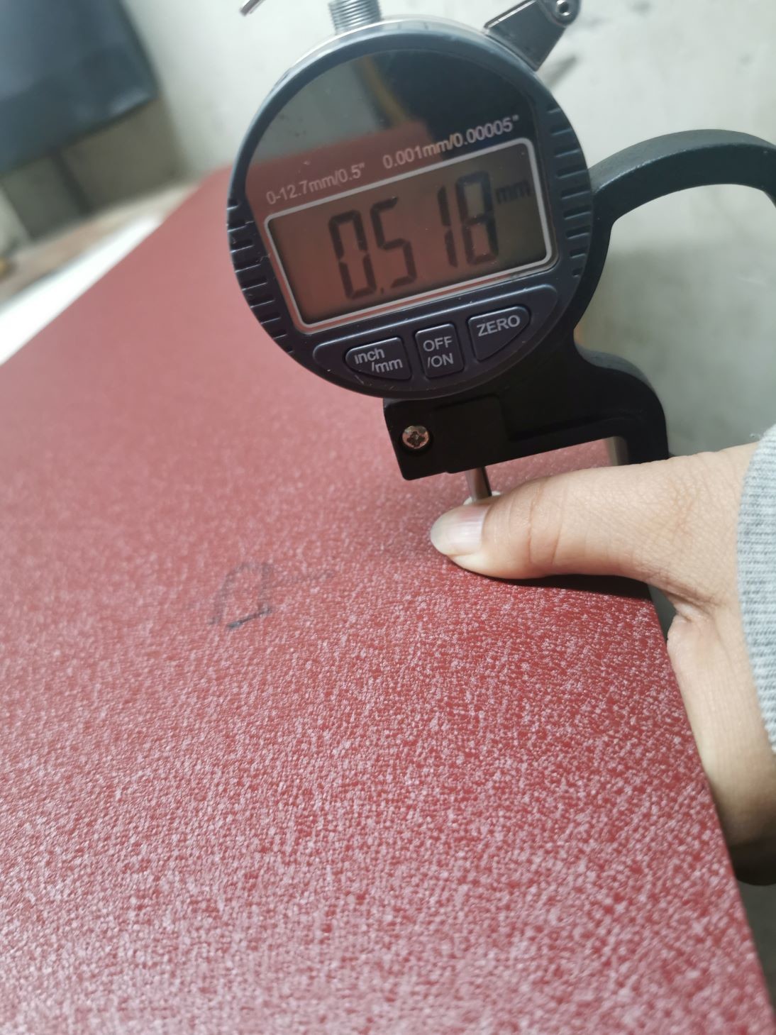 Взвешенный матовый текстурированный стальной лист RAL8017 PVDF 40 лет Z275 PPGI PPGL AZ150 0,60 HDP металлическая крыша
