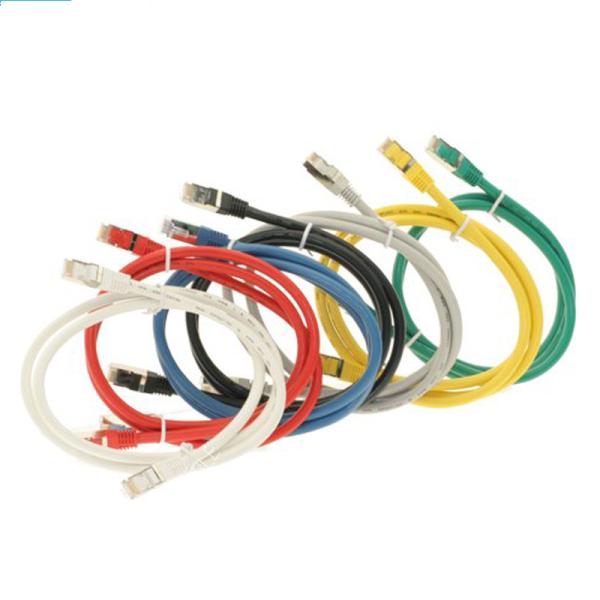 A rede lisa do cobre de 10 pares Cat3 cabografa o homem RJ45 ao homem