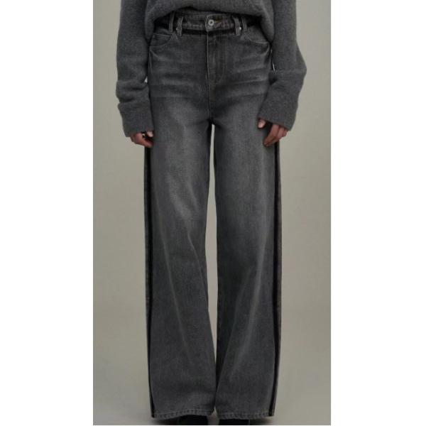 Loose-fit wide-leg design with a mid-high waist