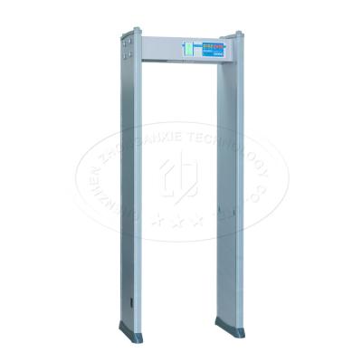 As zonas do cinza de prata 4 andam através da porta de segurança do detector de metais para a prisão/corte