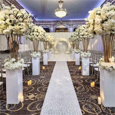 Venda a quente floresta de ouro metálico com pedestal branco acrílico para decoração de corredor de casamento
