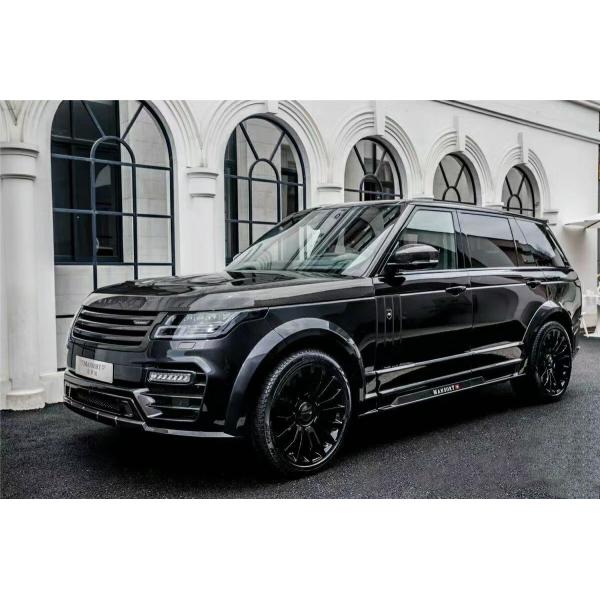 Le Range Rover noir est équipé d'un kit large en fibre de carbone de 240 mm.