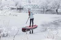 O PVC deixa cair a placa de ar inflável da neve de Stich no lago ice