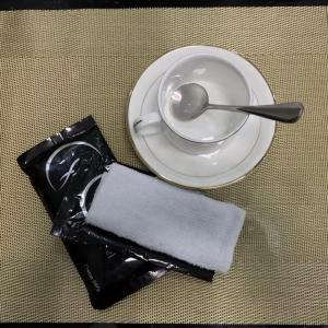 Guardanapo 22cm molhados úmidos dobrados para a mão