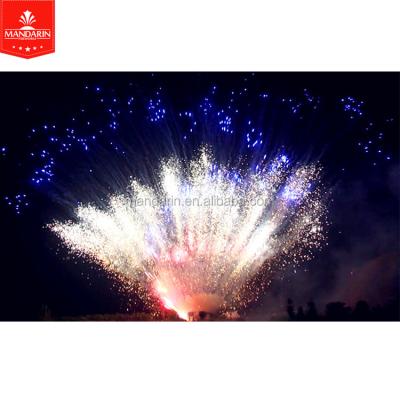 Os fogos de artifício que profissionais do aniversário a exposição personalizou 100 tiros endurecem fogos de artifício