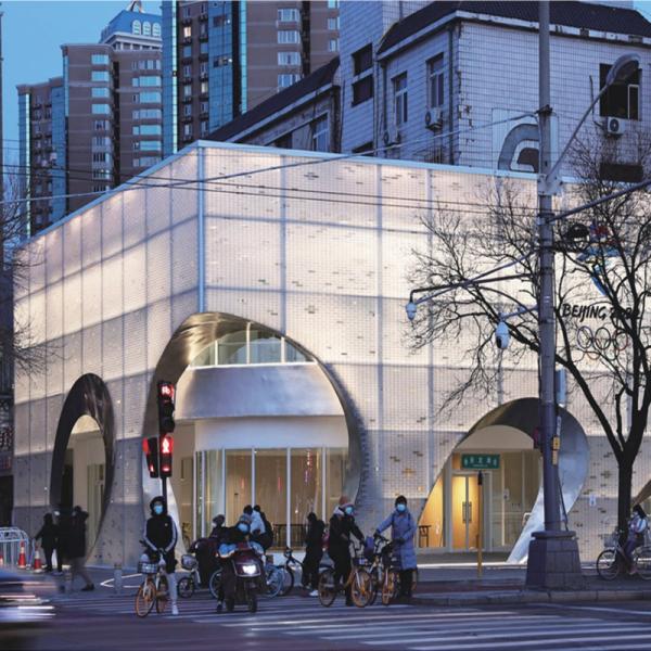 Diseño de Fachadas Comerciales: Cortinas de Bloques de Vidrio, un Muro de Día y una Pintura de Luz Urbana de Noche