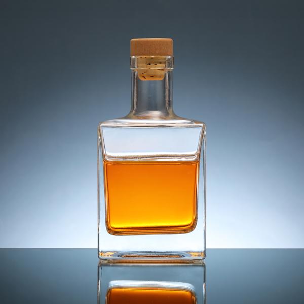 375ml 500ml 750ml Vodka Whisky Liquor Bottle with Cork Made of Extremely White Material
