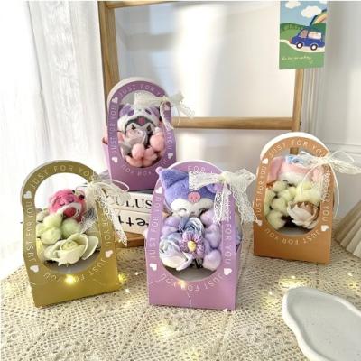 Créatif cadeau chinois de la Saint-Valentin dessin animé poupée en peluche panier de fleurs avec plusieurs options de couleur