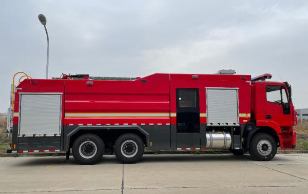 Caminhão de bombeiros de espuma IVECO 10000L 213kw cor vermelha com cabine dupla