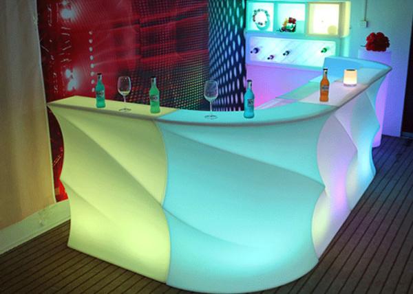 A mobília do diodo emissor de luz do clube noturno ilumina acima o contador da barra com a bateria de íon de lítio
