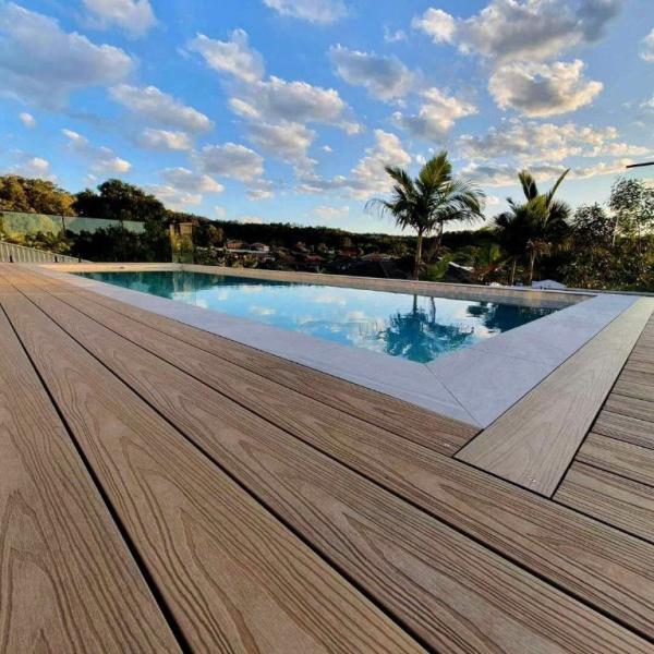 150mm*25mm Decking composite en bois plastique WPC pour la décoration de jardin Entreprise