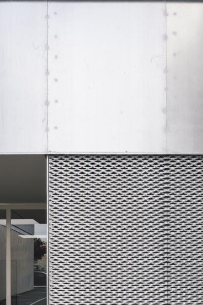 Entrepôt, atelier, immeuble de bureaux en structure d'acier longue durée avec conception gratuite et panneaux sandwich ou tôles d'acier