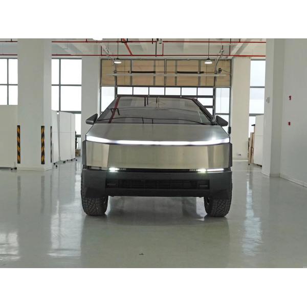 Camión eléctrico Tesla Cyber Off-Road de plata con cuerpo de acero y velocidad máxima de 180 Km / h