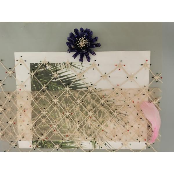 Геометрическая вышитая бисером ткань вышивки