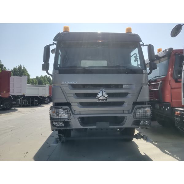 Sinotruk Howo Sprinkler Water Tank Truck 10-25CBM 6 X 4 Euro 2 371HP White