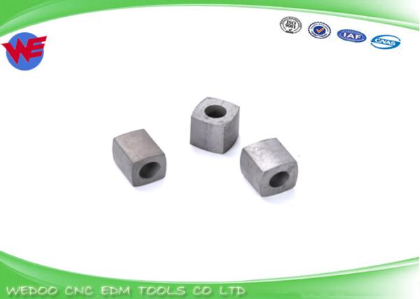 A máquina do corte EDM do fio parte o bloco condutor da forma quadrada material do tungstênio YG8