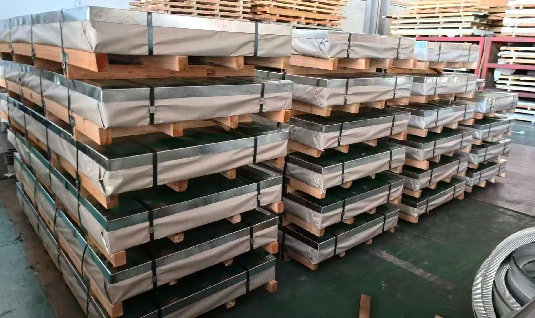 430, 201, 304, 304L, 316L, 309S, 310S, 2205, 2507... Used in kitchen and dining equipment, architectural decoration, food machinery, medical devices, energy and environmental protection fields...