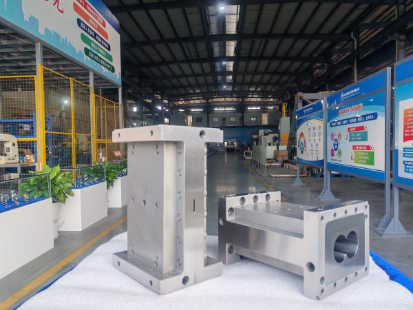 Corps de la machine d'extrusion à vis jumelées en plastique avec système de refroidissement, corps ouvert
