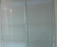 As cortinas horizontais entre a porta de vidro introduzem a isolação sadia térmica