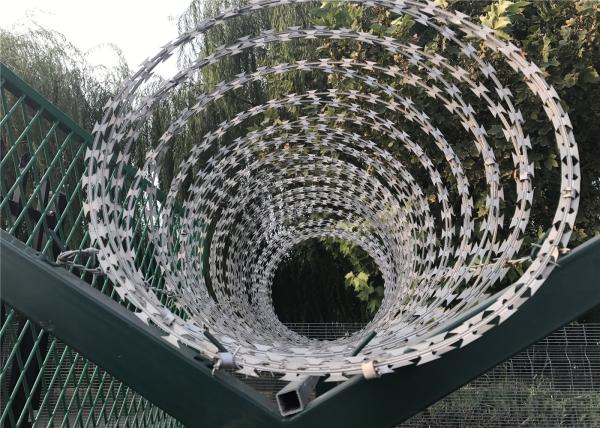 RAL 6005 Powder Coated V fold 3D wire Fence Panels 1530mm x 2500mm 3 V fold Diameter 5.00mm