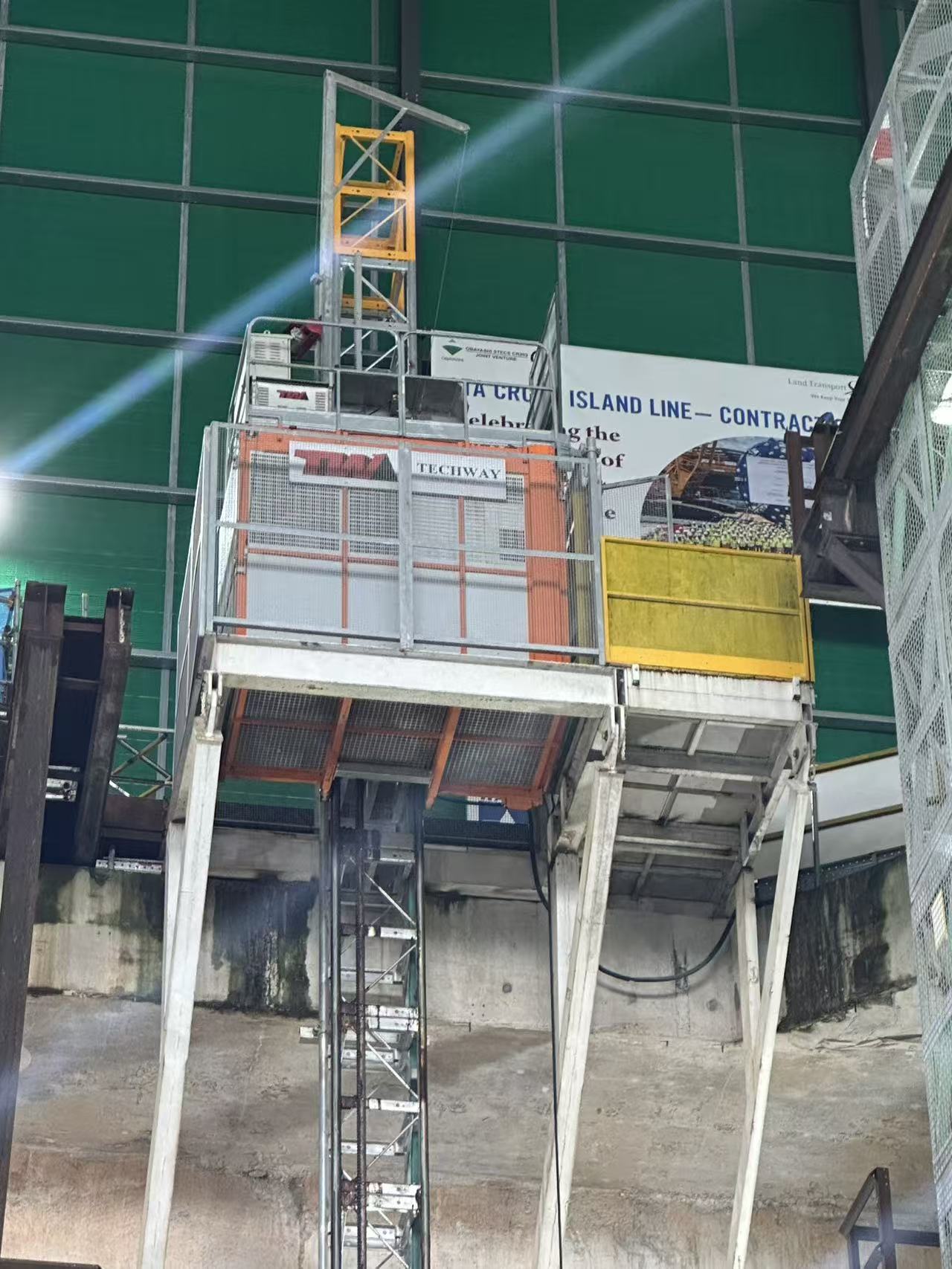 Reverse type building hoist Q345B Steel 1000kg Material Rack And Pinion Hoist Lift For Tunnel