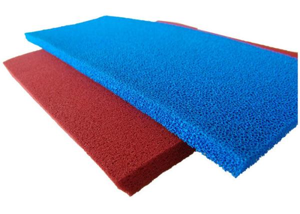 Buena resistencia Liso de goma de espuma de silicona de célula abierta, hoja de goma de esponja de silicona de color azul, rojo