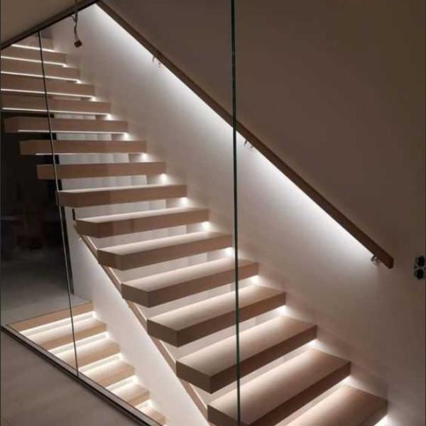 Escaleras flotantes de diseño moderno personalizadas con pisada de cuarzo y un mono-stringer invisible