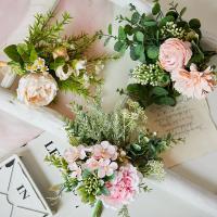 Bouquet de fleurs de marguerite simulé, table à fleurs attachée à la main, fausse fleur en paquet, accessoires de photographie, fleurs de soie à vendre à travers les frontières