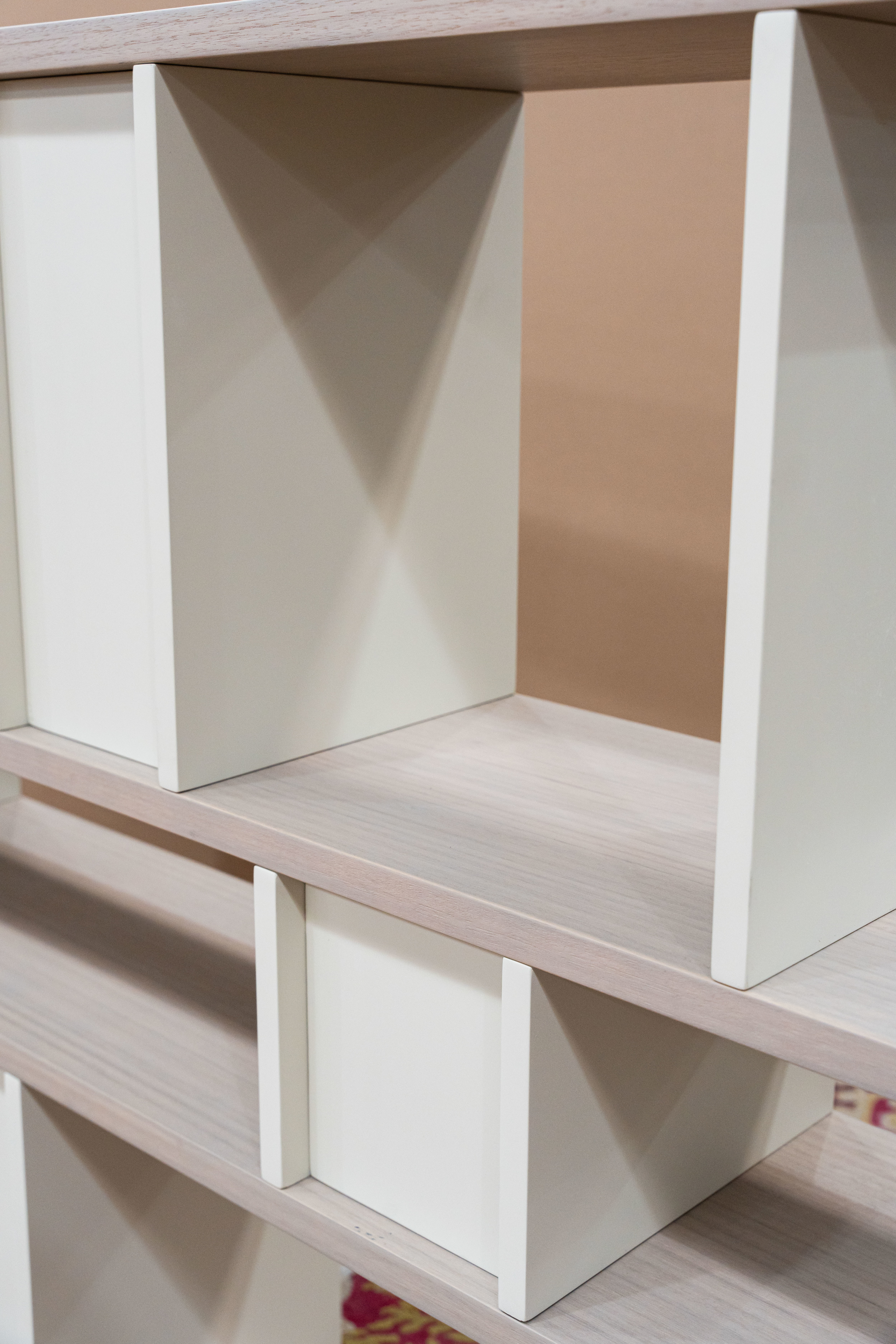 Modern Light Wood Open Display Shelf, Multi‑Tier Freestanding Storage Rack with Cream White Dividers for Living Room & Office