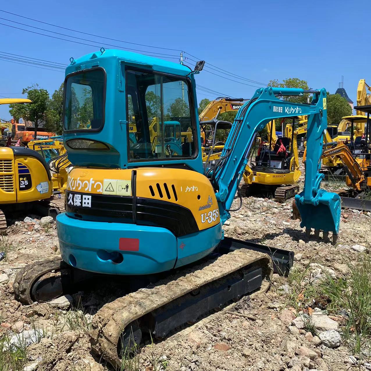 Экскаватор Kubota U35 легкий в эксплуатации с удобным интерфейсом и системой быстрой подключения