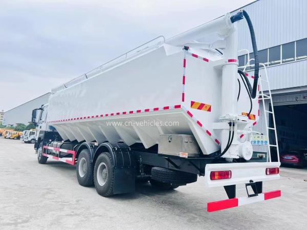 HOWO Bulk Feed Truck Carbon Steel Feed Grain Truck For Feed Grain Delivery