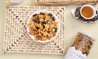 La couverture d'algue de sauce de soja a mélangé les casse-croûte d'arachides enduits par Craker de riz supplémentaires