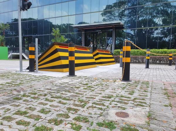 Bloqueador de estrada hidráulico de montagem rasa com semáforos