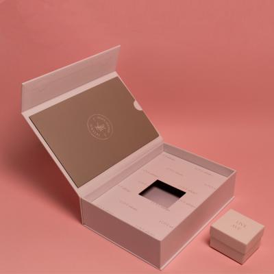 Caixa de envio de jóias brancas e vazias com placas de gesso rígidas