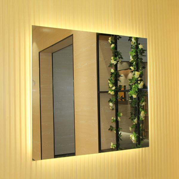Équipé de lumière rétroéclairée éclairée Smart Android monté sur le mur miroir de salle de bain décoratif