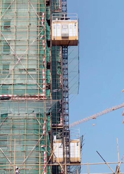 Le chantier à grande vitesse de charge lourde lèvent les ascenseurs provisoires de construction