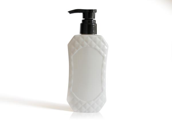 Body Wash Flat PET Cosmetic Bottles With Black Pump Accessories Half Transparent