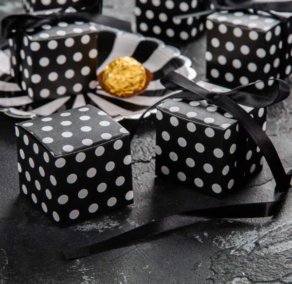 Ouro e tira que carimbam a caixa de presente do Natal com estilo do luxo da fita