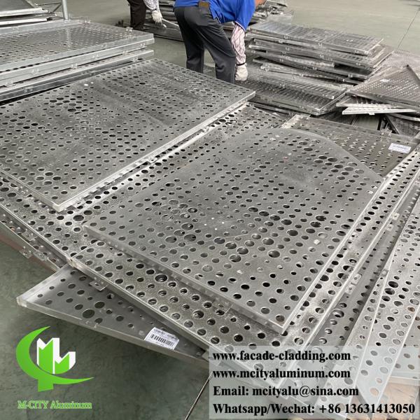 Система фасада металлических листов золотистого цвета с перфорацией из алюминиевого сплава толщиной 3 мм