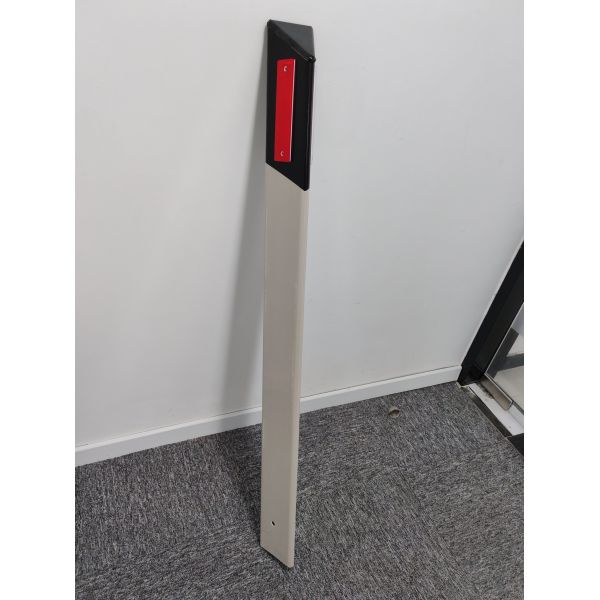 Flexible PVC Delineator Post with 3M Reflective Film Designed to Withstand Impact and Provide High Visibility for Roadside Traffic Safety