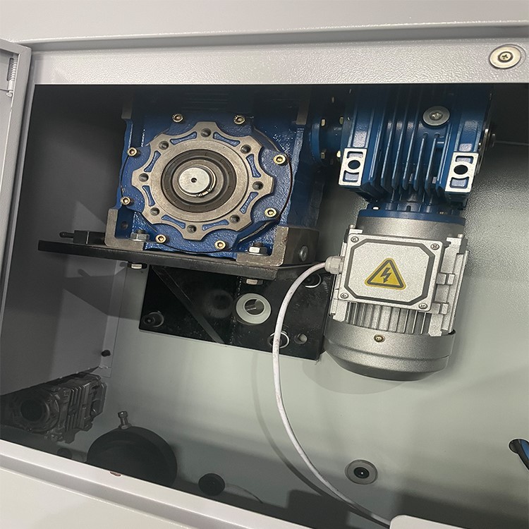 Автоматическое напряжение разрезая машину Rewinder для машины рулона ткани прилипателя собственной личности не сплетенной разрезая