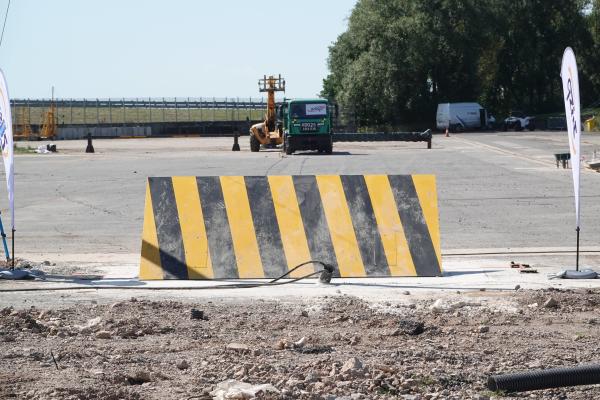 Hydraulic Road Blocker with 1 Year Warranty, Easy Installation, and External Driving Unit for High-Security Applications