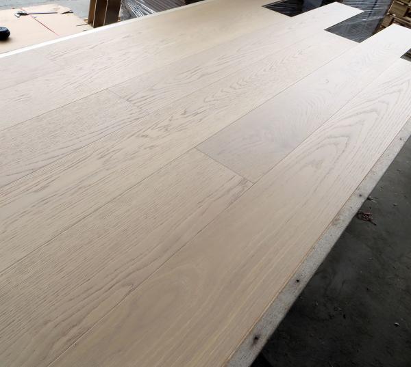 la prime un chêne blanc américain de catégorie B a machiné le plancher en bois, traitent à la légère le finissage de brosse