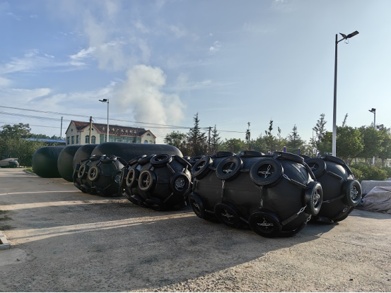 STS basse force de réaction Yokohama Pneumatique Fenders en caoutchouc avec chaîne et pneus