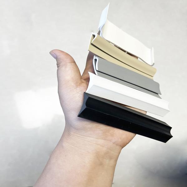 O processo de extrusão cria um bom acabamento visual no filé de vinil flexível para pisos