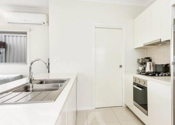 Porta interior que desliza telhando casas modulares da casa pré-fabricada da armação de aço do calibre da luz da isolação