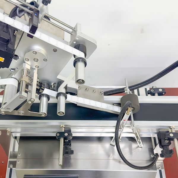 Styrofoam Boxes Flat Desktop Labeler Machine Sticker Applicator Automatic PLC Controlled