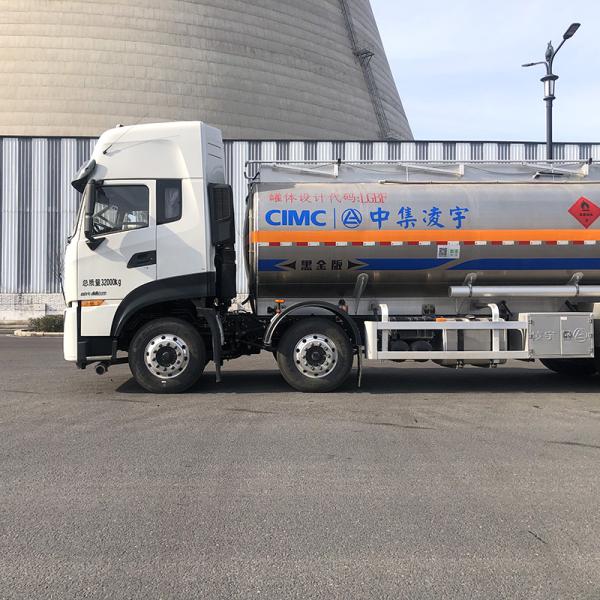 CIMC LINYU 8*4 Dongfeng Chassis 20-40m3 Oil Tank Truck With Maximum Torque 1000-1500Nm