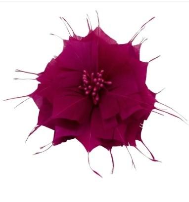 Adicione um toque de elegância aos suprimentos do seu evento com o monte de flores de penas de ganso